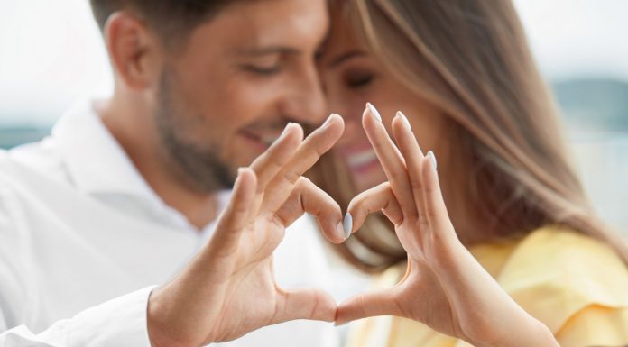 Sfaturi relatii – 10 semne ca este indragostita de tine