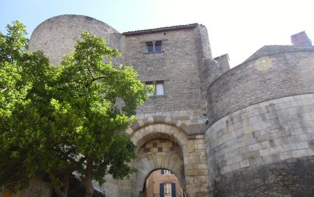 Peisajul rural in Cordes Sur Ciel, prima bastida a Frantei