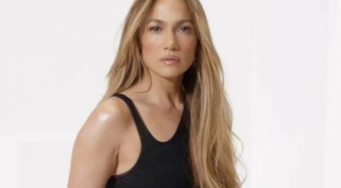 Jennifer Lopez a pozat nud pentru a-si aniversa varsta de 53 de ani